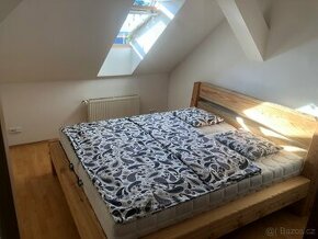 Masivní modřínová manželská postel na míru