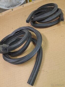 TRABANT LIMUZÍNA TĚSNÍCÍ GUMY BOČNÍCH OKEN