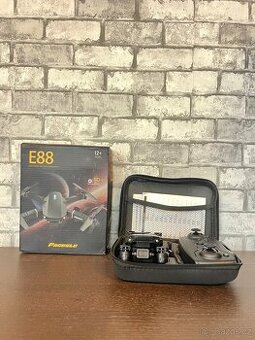 Dron E88 Nova – kompaktní a skládací model s kamerou