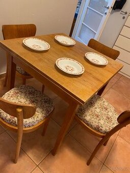 Jídelní stůl a židle Ton