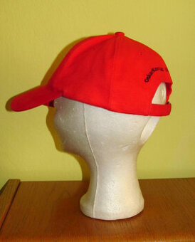 Červená kšiltovka