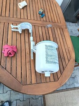 Závěsný skimer k bazénu