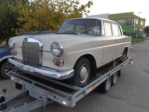 Mercedes W110 200 dvojitá karburace