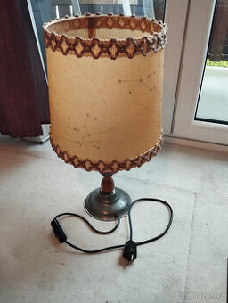 Stolní lampa se širmem z kůže