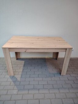 Nový jídelní stůl