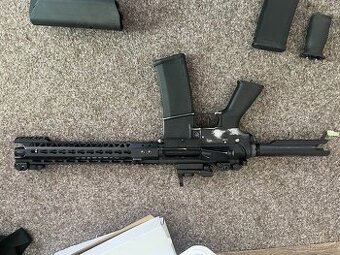 Střelecká výbava na airsoft.
