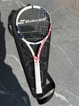 Tenisová raketa značky Babolat