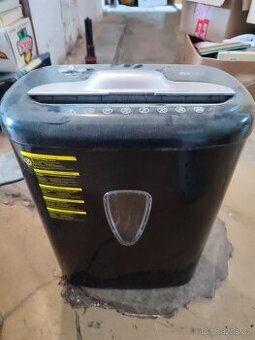 Skartovačka Amazon basics