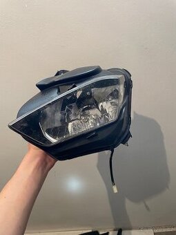 Přední světlo z Yamaha R3