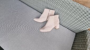 BÉŽOVÉ KOZAČKY - VEL: 39