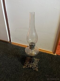 Petrolejová lampa – litinový podstavec