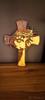 Vyřezávaný dřevěný kříž Ježíš Kristus