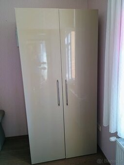 Skříň šatní
