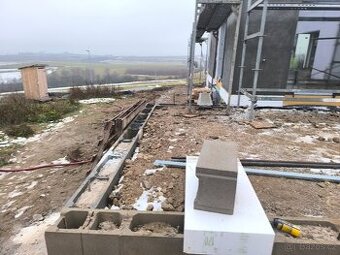 Pomocný stavební delnik