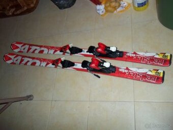 Juniorské carvingové lyže Atomic Redster 140 cm červené