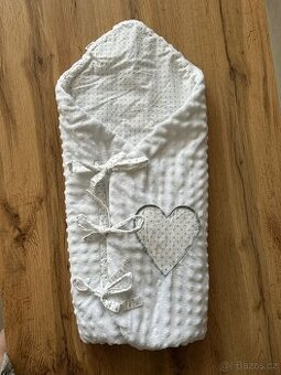 Šněrovací zavinovačka z Minky bílá - srdíčko