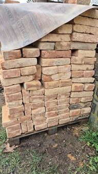 Očištěné cihly za odvoz