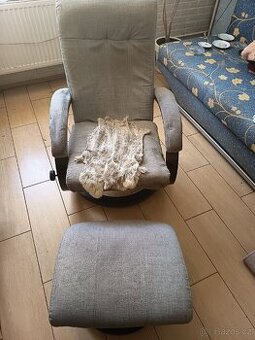 Otočné křeslo s podnožkou