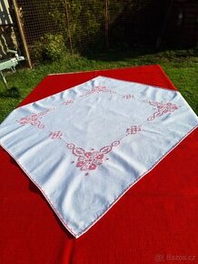 VYŠÍVANÝ UBRUS vel. 82cm/82cm (RUČNÍ PRÁCE)