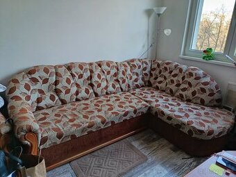 Rozkládací gauč s křeslem a konferenční stolek