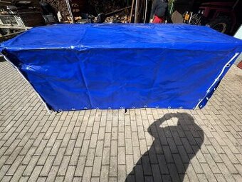 Plachta s konstrukcí