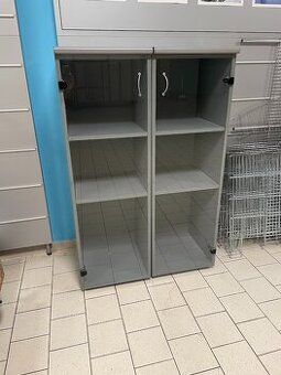 Prosklená skříňka šedá