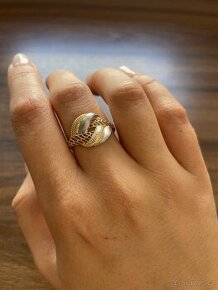 Zlatý dámský prsten zdobený