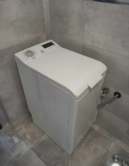 Vrchem plněná pračka Electrolux 6kg/1200 otáček