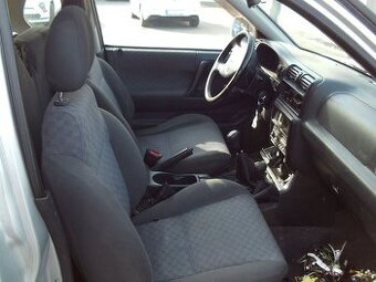 Opel Frontera interier dlouhá verze
