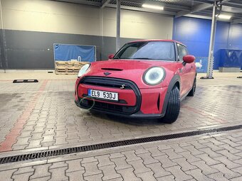 Mini Cooper SE 2022, pouze 15200 km, aktivní parkovací asist