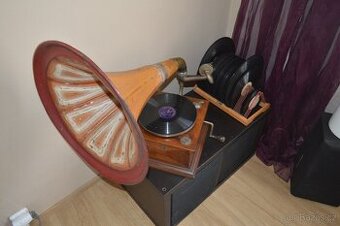 Funkční starožitný gramofon na kliku