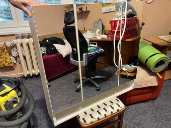 Koupelnová závěsná skříňka se zrcadlem a led světlem.