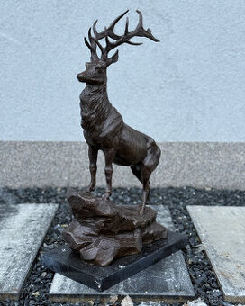 Majestátní bronzová socha jelena na skále exkluzivní dekor