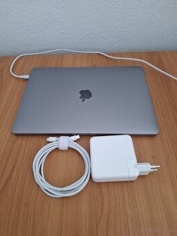 MacBook PRO 13 palců i7 8.Gen 16 RAM 512SSD