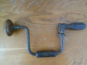 STARÁ RUČNÍ VRTAČKA