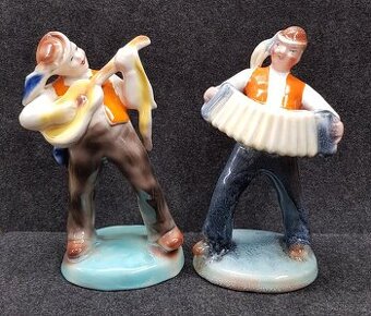 2x soška hudebníka Ditmar Urbach (kytara a harmonika)