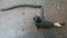 Spojkový válec u pedálu spojky VW Passat B5