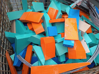 plastové odřezky - 1