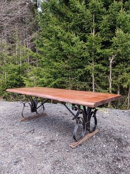 Akáciový stůl s ručně kovanými nohami