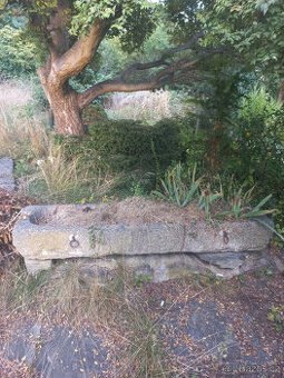 Kamenné koryto s okovy