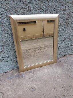 Zrcadlo v rámu - zlatisté barvy