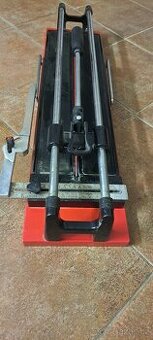 Řezačka na obklady a dlažbu.