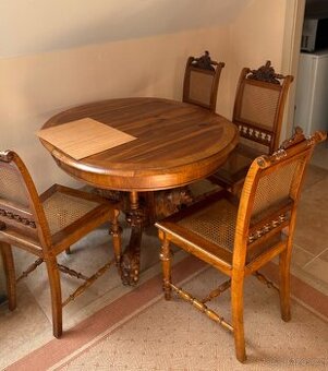 Starožitný jídelní set – ořech masivní stůl + 4 židle