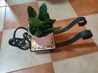 Kovaný stojánek na květináč.