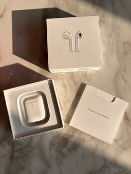 Apple AirPods sluchátka bezdrátová 2020