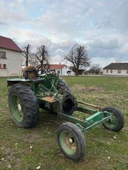 Zetor 25 - náhradní díly,zbytek z traktoru