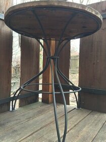 Kulatý  stůl  masiv se starou kovovou konstrukcí