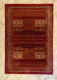 Pěkný tkaný koberec