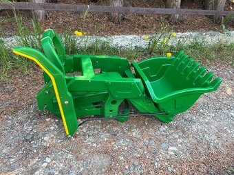 Čelní nakladač k el. traktoru John Deere