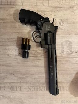 Airsoft pistole